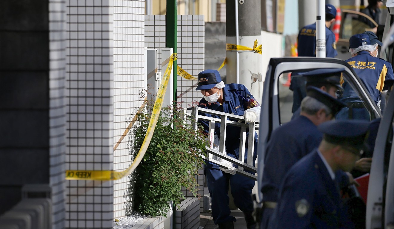 Policemen prepare to inspect the apartment in Zama, Kanagawa prefecture, on November 2, 2017, where the nine dismembered corpses were found. Photo: Jiji Press via AFP 
