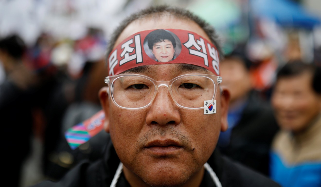 Supporters of former South Korean president Park Geun-hye call for her release near the Seoul Central District Court. Photo: Reuters