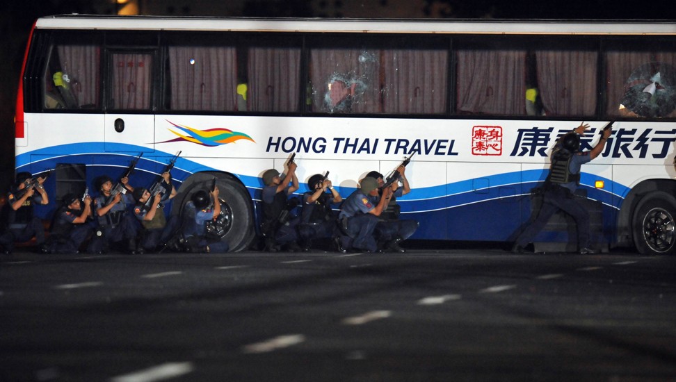 Philippine policemen take position as they start their attack on the tourist bus in Manila in 2010. Photo: AFP