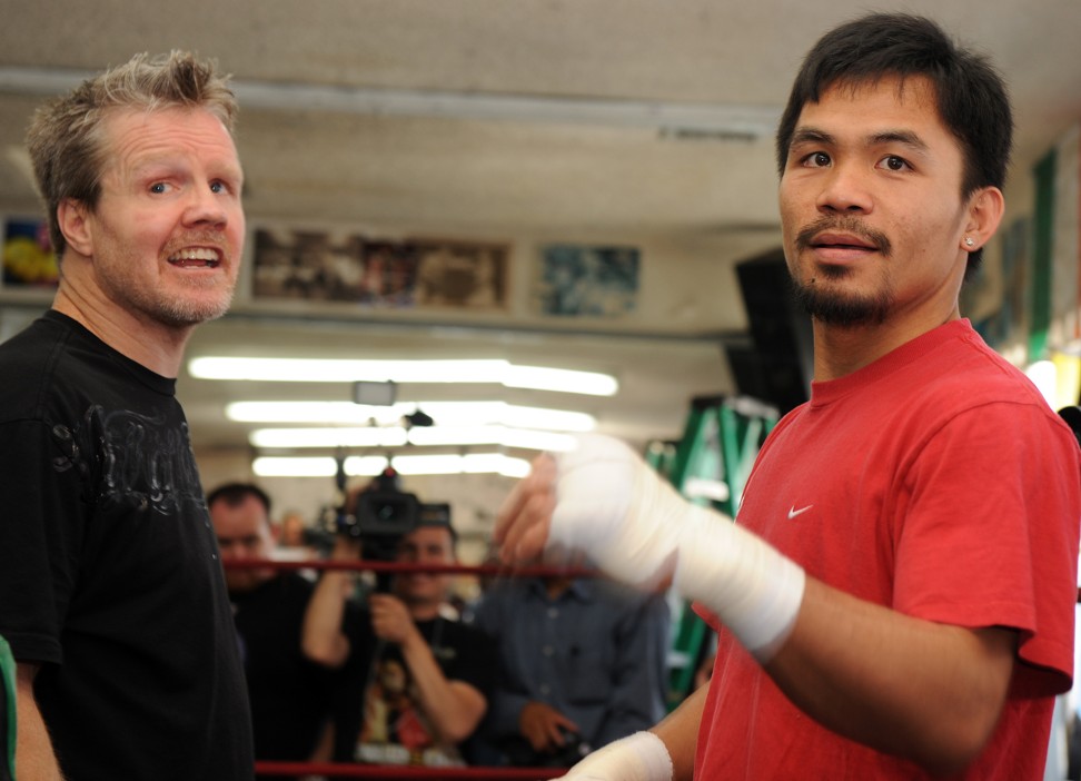 Pacquiao listens to Roach before a practice session at the Wild Card Boxing Club in Hollywood, California, on April 15, 2009. Photo: AFP