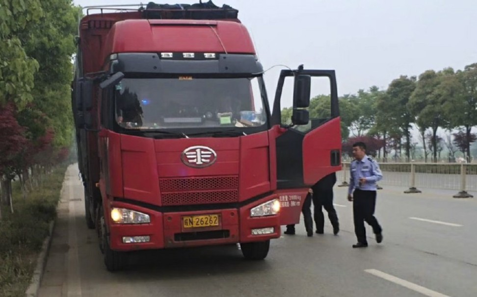 Police officers stop the truck on the side of a motorway near Nanchang, capital of Jiangxi province. Photo: Weibo