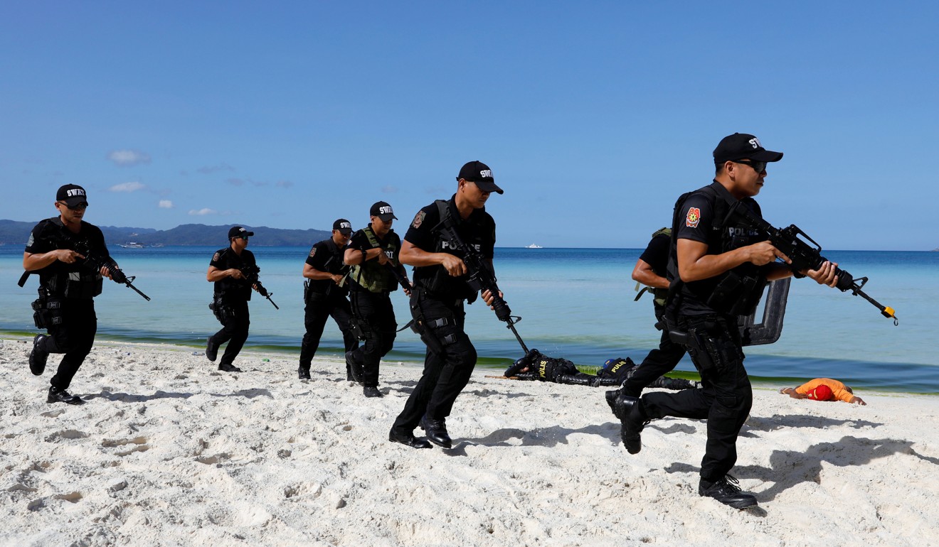 Members of a police SWAT team take part in a hostage taking drill, a day before the temporary closure of the holiday island Boracay, in the Philippines on April 25, 2018. Photo: Reuters