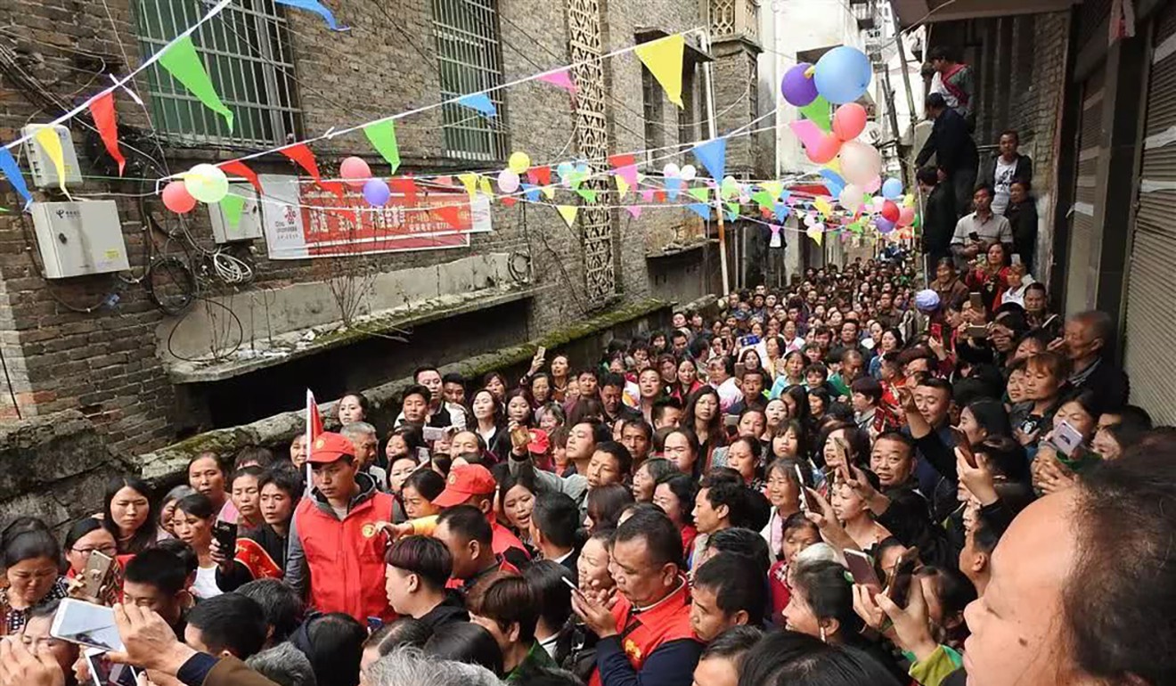 A large crowd turned out to see Wang Xue meet her parents again. Photo: QQ.com