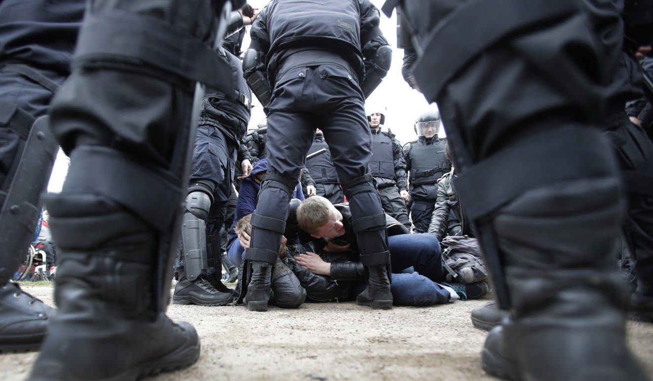 Russian police detain protesters at a demonstration against President Vladimir Putin in St. Petersburg. Photo: AO