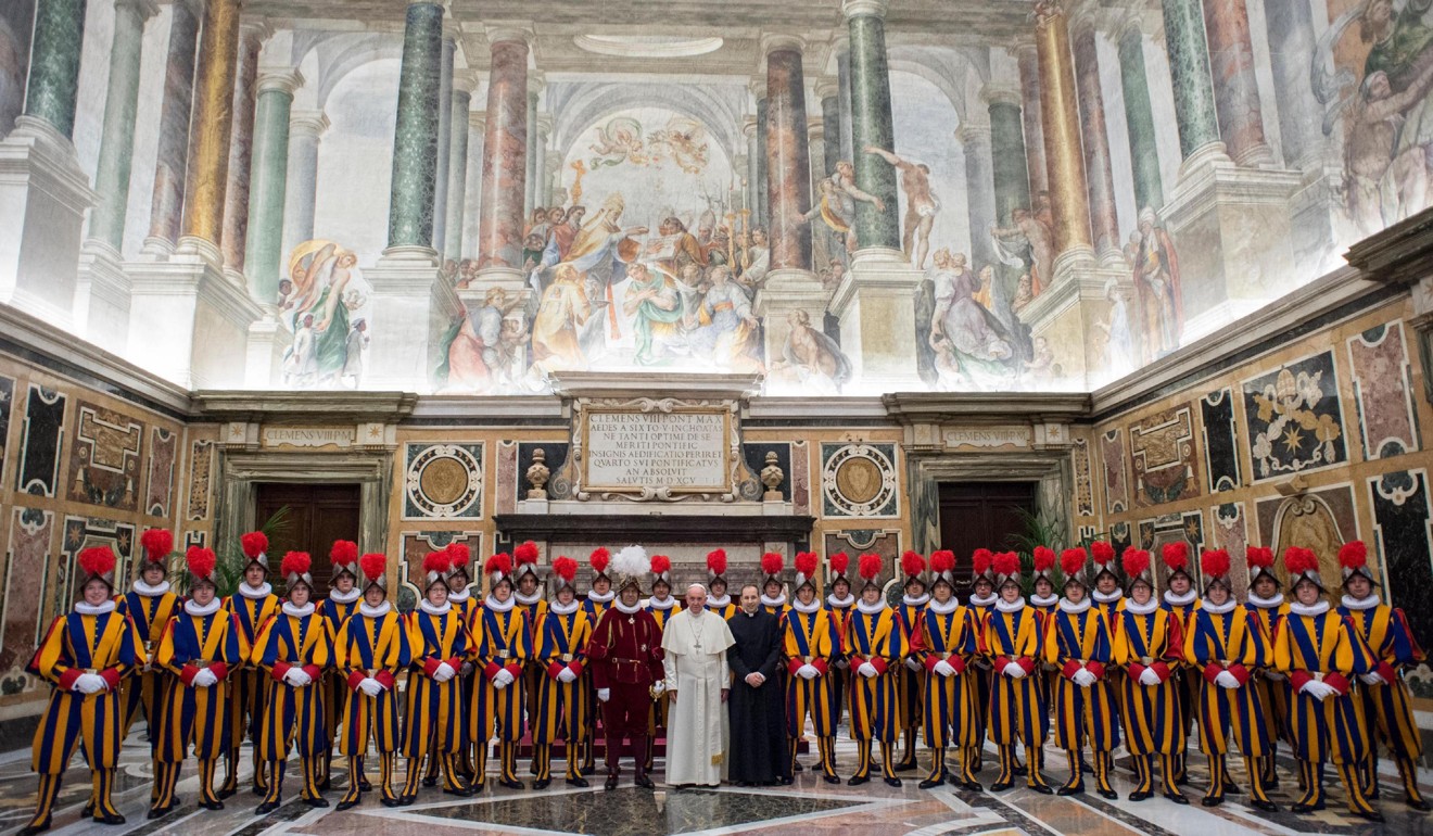 Ватикан с кардиналами и швейцарцами