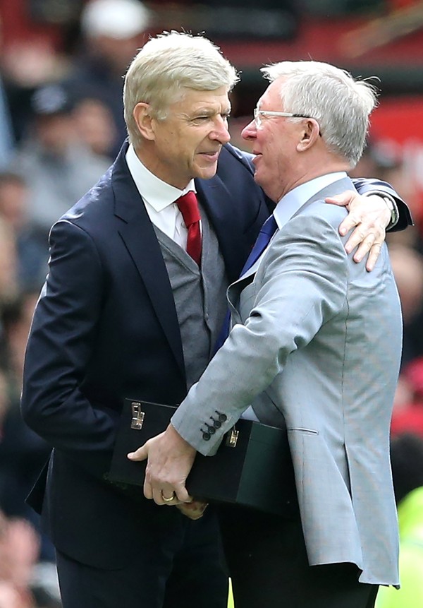 Just last week, Alex Ferguson presented Arsenal manager Arsene Wenger with a token of the club’s appreciation. Photo: EPA