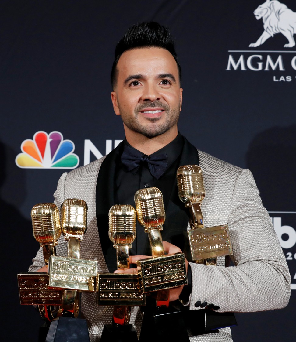 Luis Fonsi holds his awards for Top Hot 100 Song, Top Collaboration, Top Steaming Song (Video), Top Selling Song and Top Latin Song. Photo: Reuters/Steve Marcus