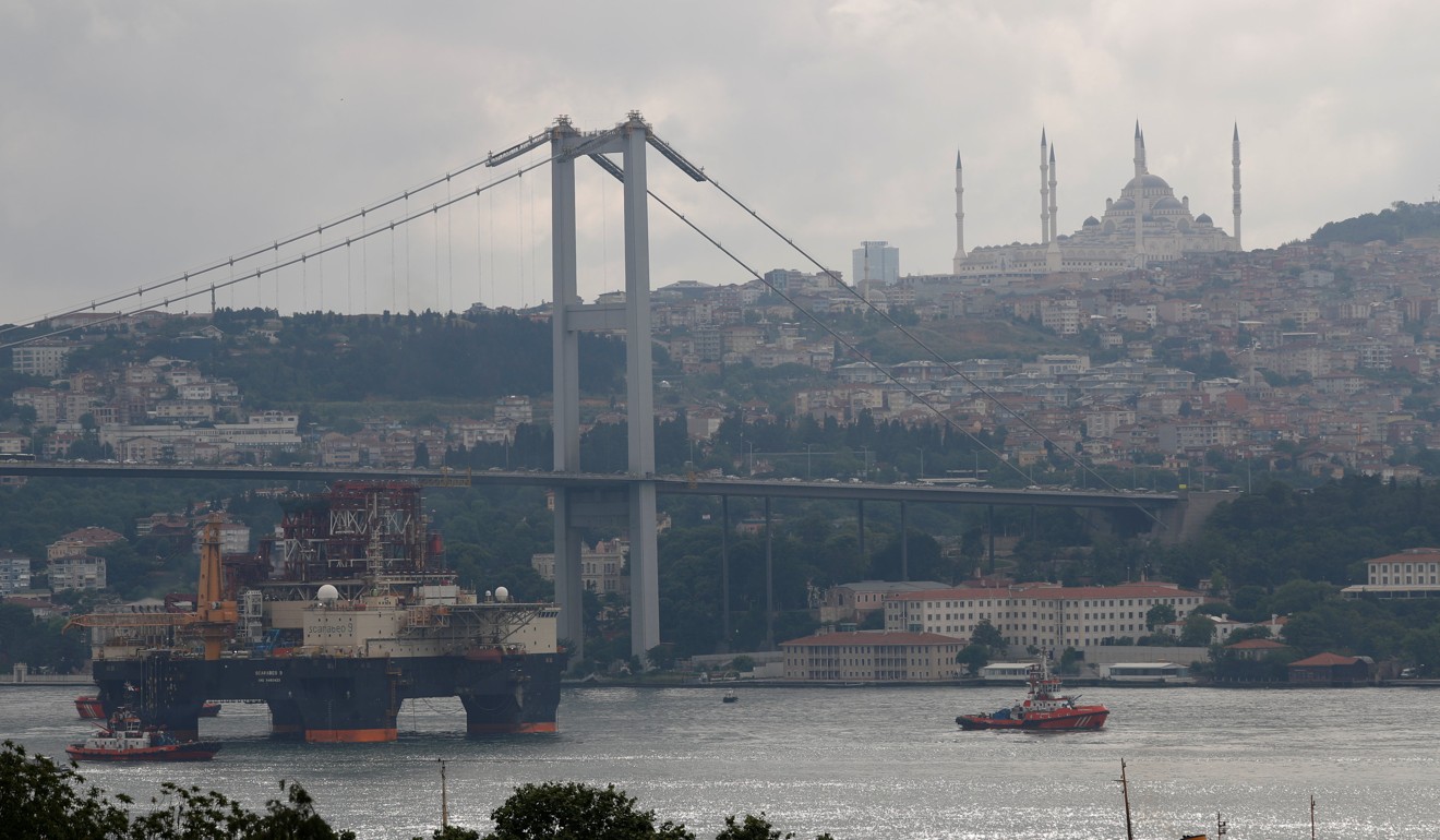 Drilling vessel Scarabeo 9, owned by Italian oil service group Saipem, sails in the Bosphorus in Istanbul. Photo: Reuters