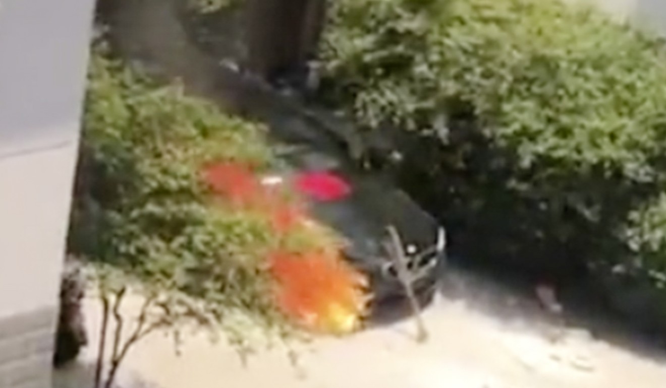 The car is shown in flames minutes after the ritual. Photo: sohu.com
