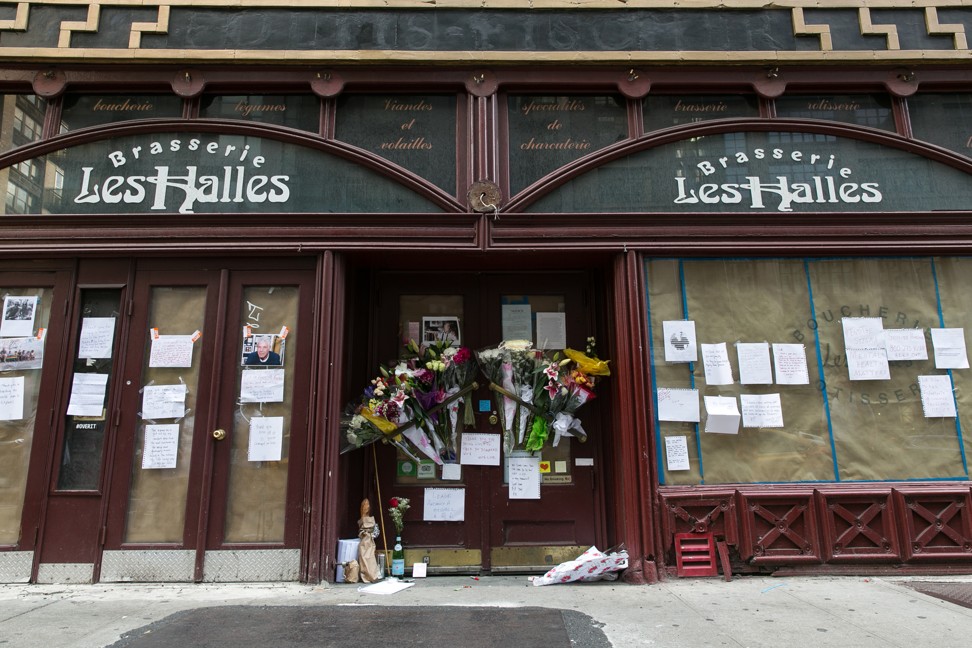 A memorial with flowers, notes, and pictures in memory for the late celebrity chef Anthony Bourdain in front of his former New York restaurant, Brasserie Les Halles in New York City on June 8. Photo: New York Daily News/TNS