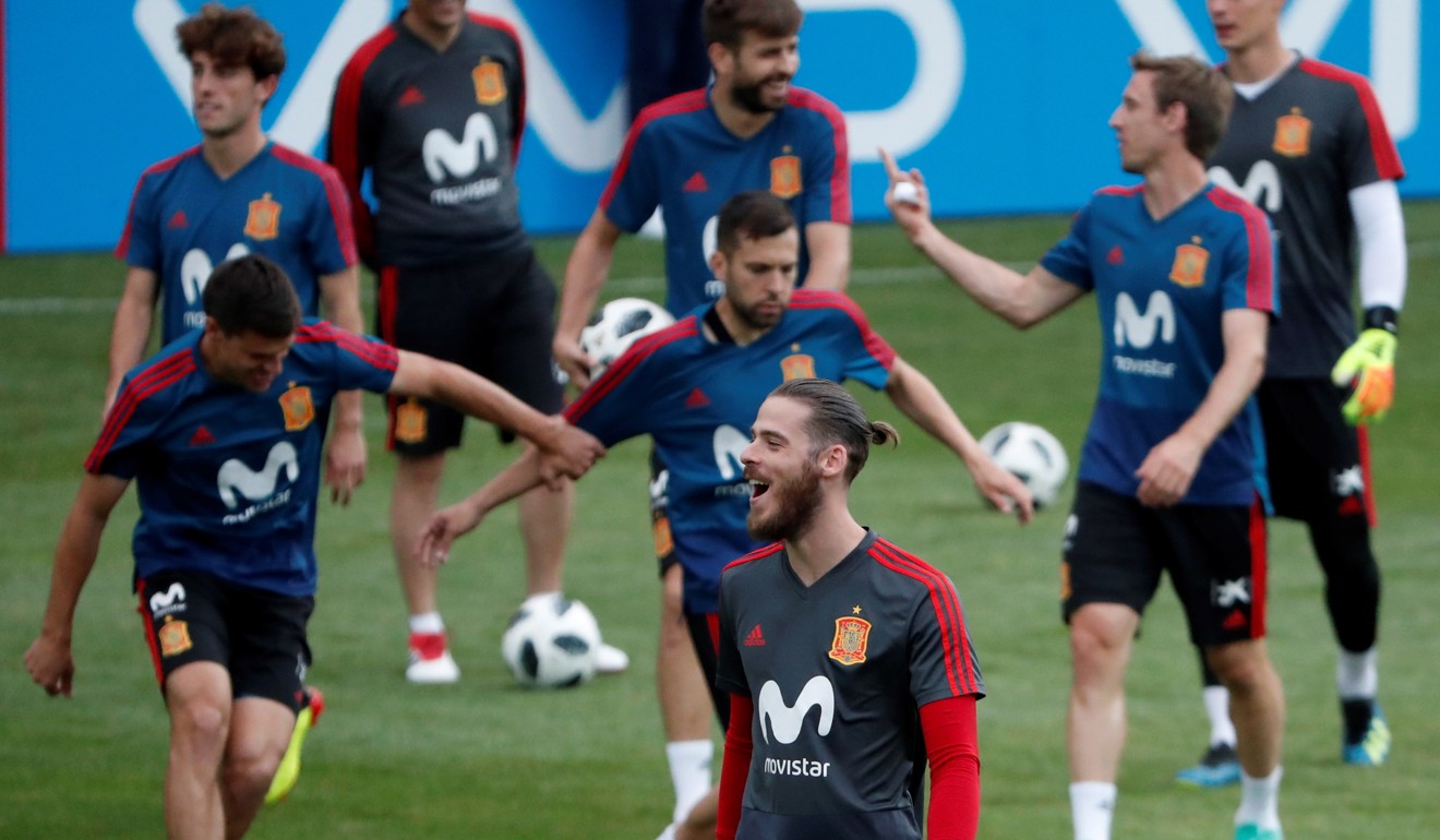 De Gea (front) is all smiles again as he trains with his Spain teammates. Photo: EPA