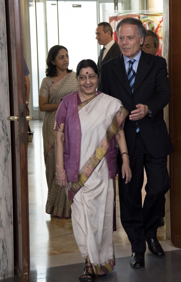 Italian Foreign Affair Minister Enzo Moavero Milanesi welcomes his Indian counterpart Sushma Swaraj at the Farnesina Foreign Ministry headquarters, in Rome. Photo: AP