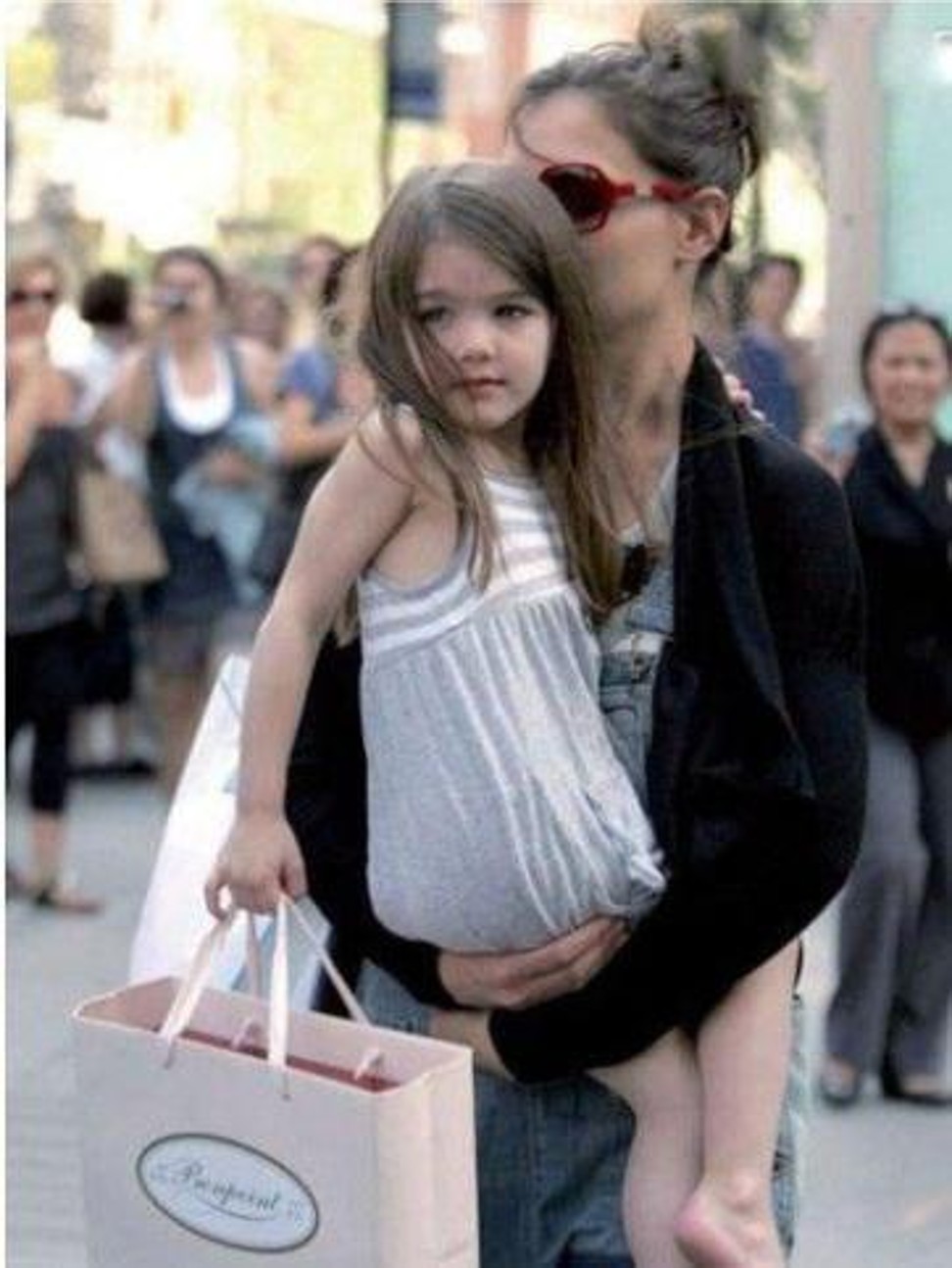 Suri Cruise – the daughter of actor Tom Cruise and actress Katie Holmes – with a Bonpoint bag. Photo: Ifeng Fashion