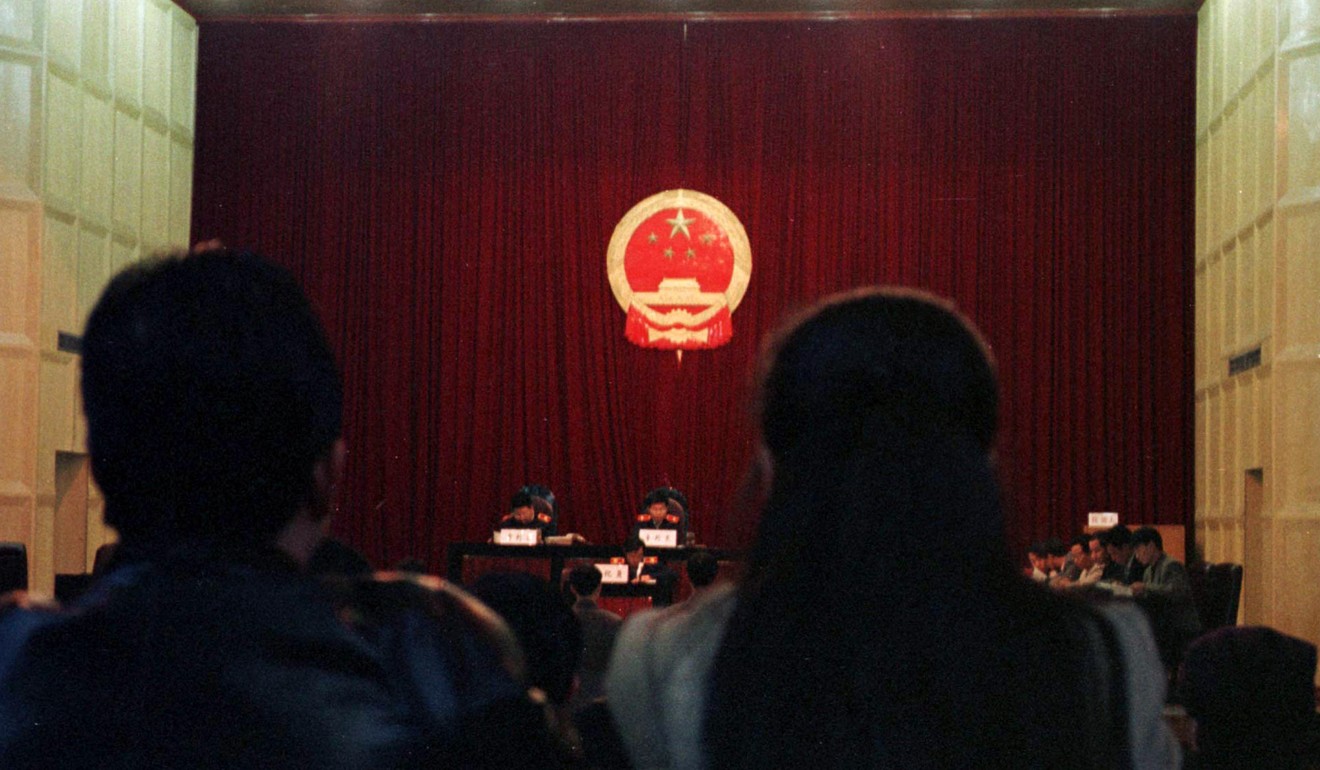 A view of inside a courthouse in Wuhan where Qin Yongmin’s trial was held in 1998. Photo: AP