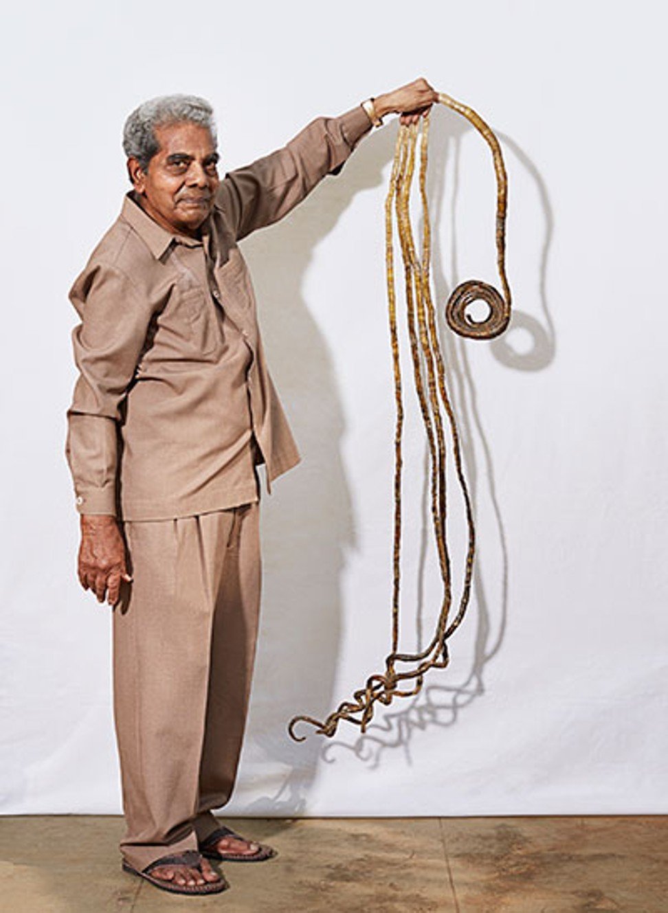 Самого длинного человека. Шридхар Чиллал. Самые длинные ногти в мире Шридхар Чиллал. Шридхар Чиллал ногти. Самые длинные ногти на руках в мире рекорд Гиннесса.