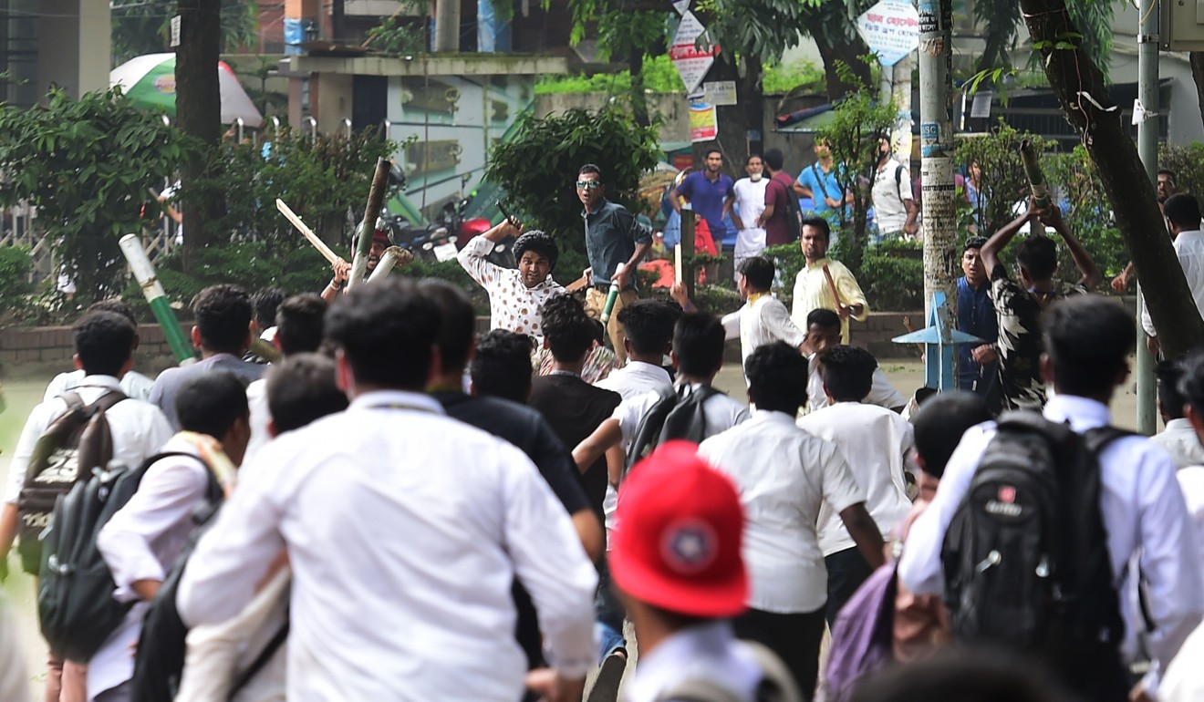Bangladeshi students clash with an unidentified man during a student protest in Dhaka on August 4, 2018. Photo: AFP