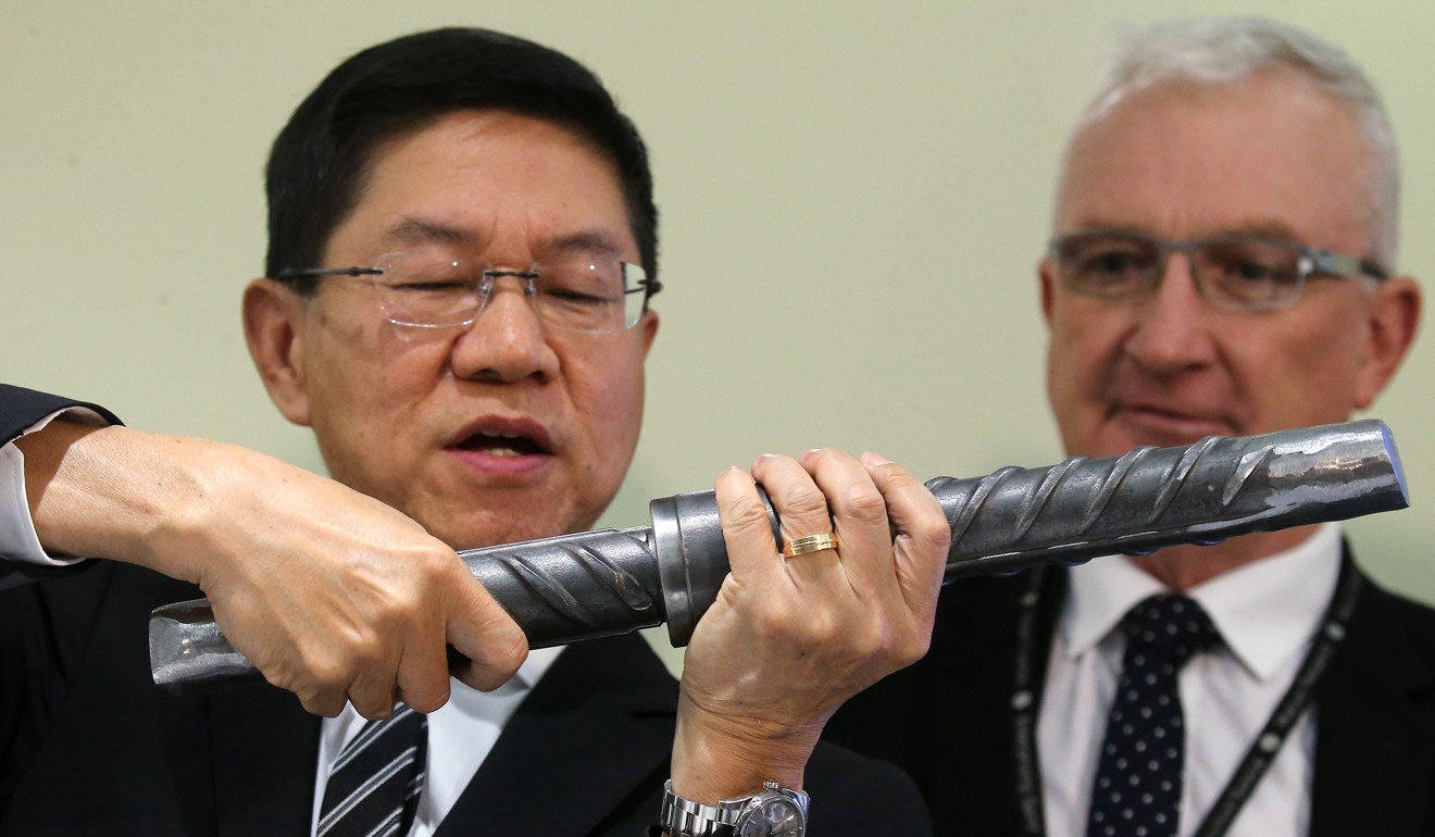 MTR projects director Philco Wong (left) demonstrates the design of the steel bars and couplers at a press briefing to address the scandal. Photo: Dickson Lee