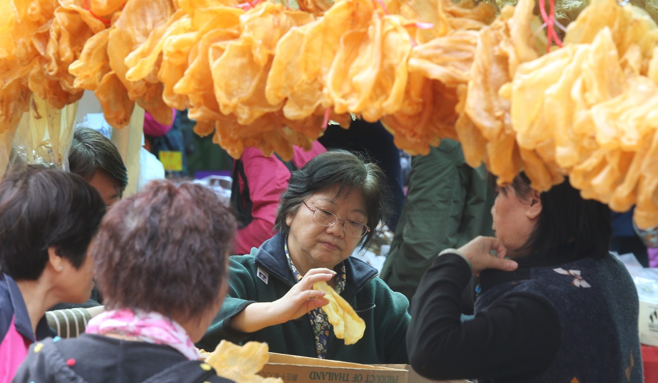 Customers choose fish maw at a market in Mong Kok. Photo: Dickson Lee