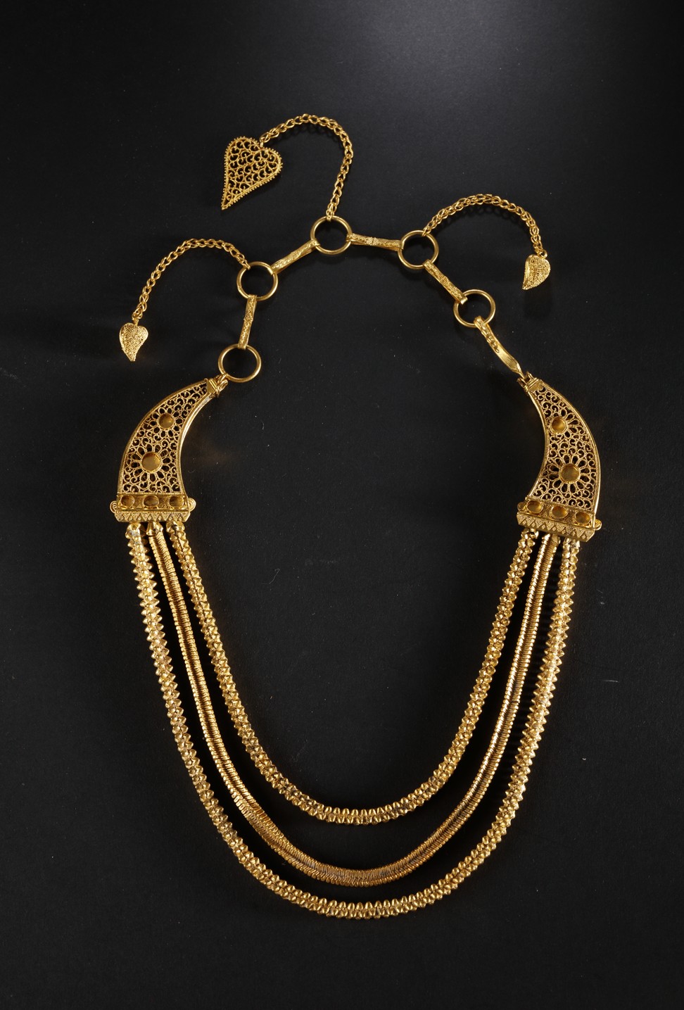 Song dynasty gold necklace salvaged from the Nanhai No. 1 shipwreck in 2014 on show at the exhibition.
