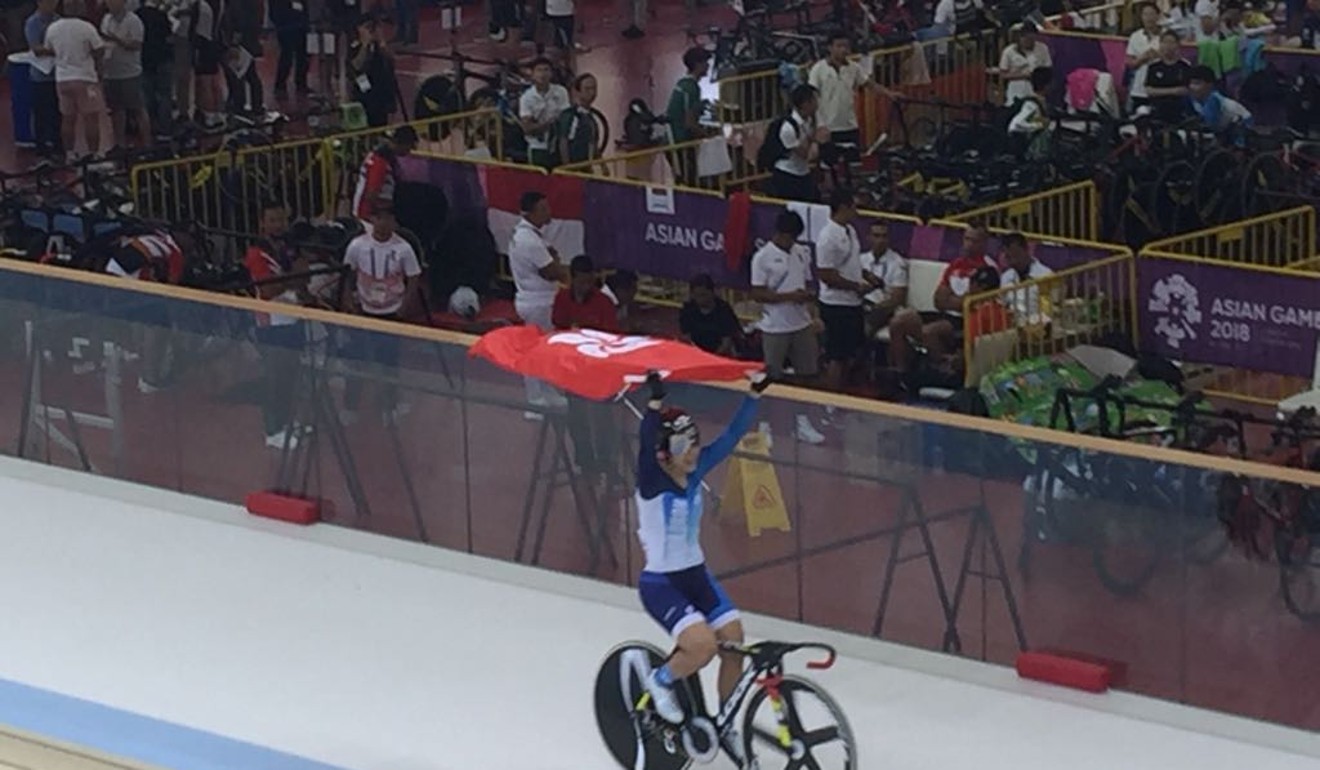 Sarah Lee takes a lap of honour after her victory. Photo: HKSF&OC