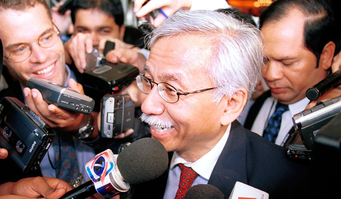 Former Malaysian finance minister Daim Zainuddin surrounded by reporters in Kuala Lumpur in 2001. Photo: AP