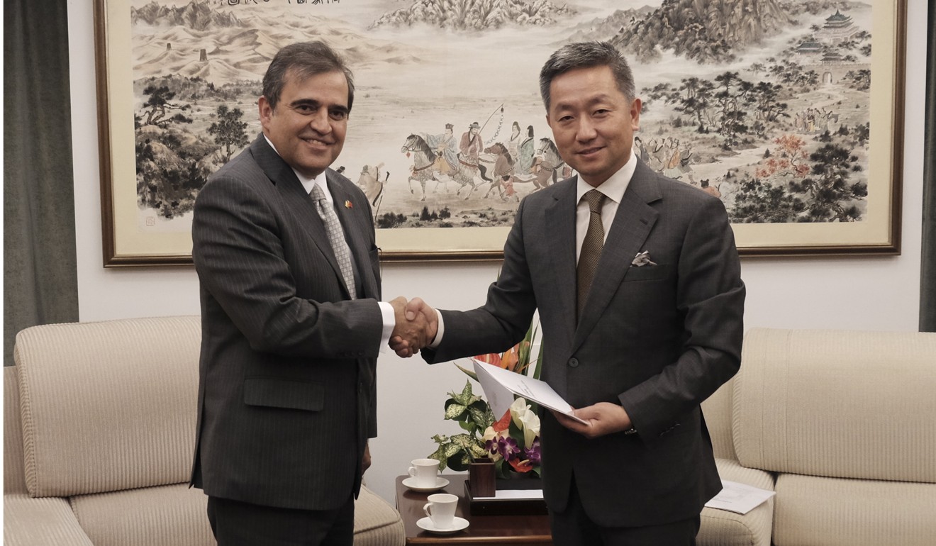 Colombia’s Ambassador to China Oscar Rueda Garcia (left) presents copies of his credentials to Zhang Yiming, deputy chief of the Directorate of Protocol of the Ministry of Foreign Affairs. File photo: cancilleria.gov.co