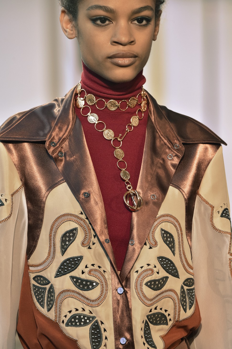 Another look from Chloé’s autumn/winter 2018 collection. There is sharp contrast, a bit of masculine femininity in the design of the embroidered top, and the bold chain is a perfect match.