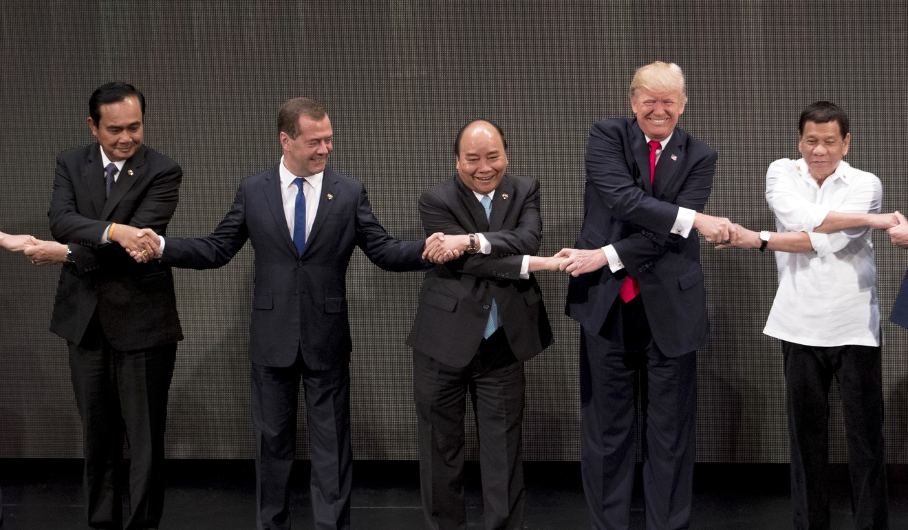 Thai Prime Minster Prayuth Chan-ocha, Russian Prime Minister Dmitry Medvedev, Vietnamese President Tran Dai Quang, US President Donald Trump, and Philippine President Rodrigo Duterte, do the ‘Asean-way’ handshake. Photo: AP