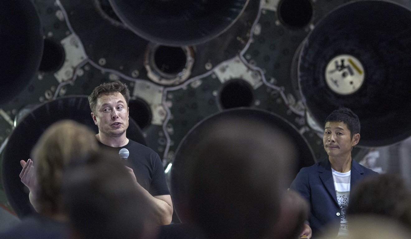 Elon Musk and Japanese billionaire Yusaku Maezawa speak before a Falcon 9 rocket during the announcement that Maezawa will be the first private passenger who will fly around the Moon aboard the SpaceX BFR. Photo: AFP