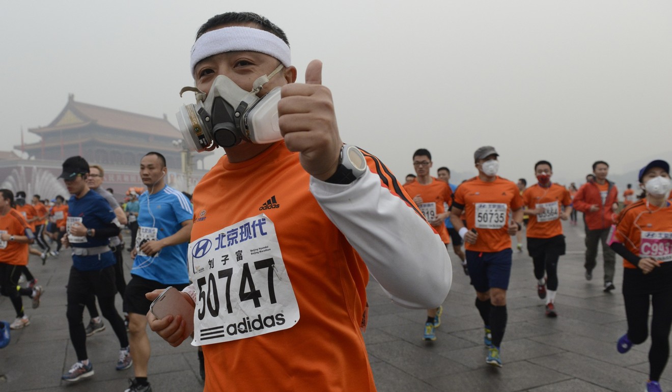The pollution in Beijing often means runners have to wear masks. Photo: Reuters