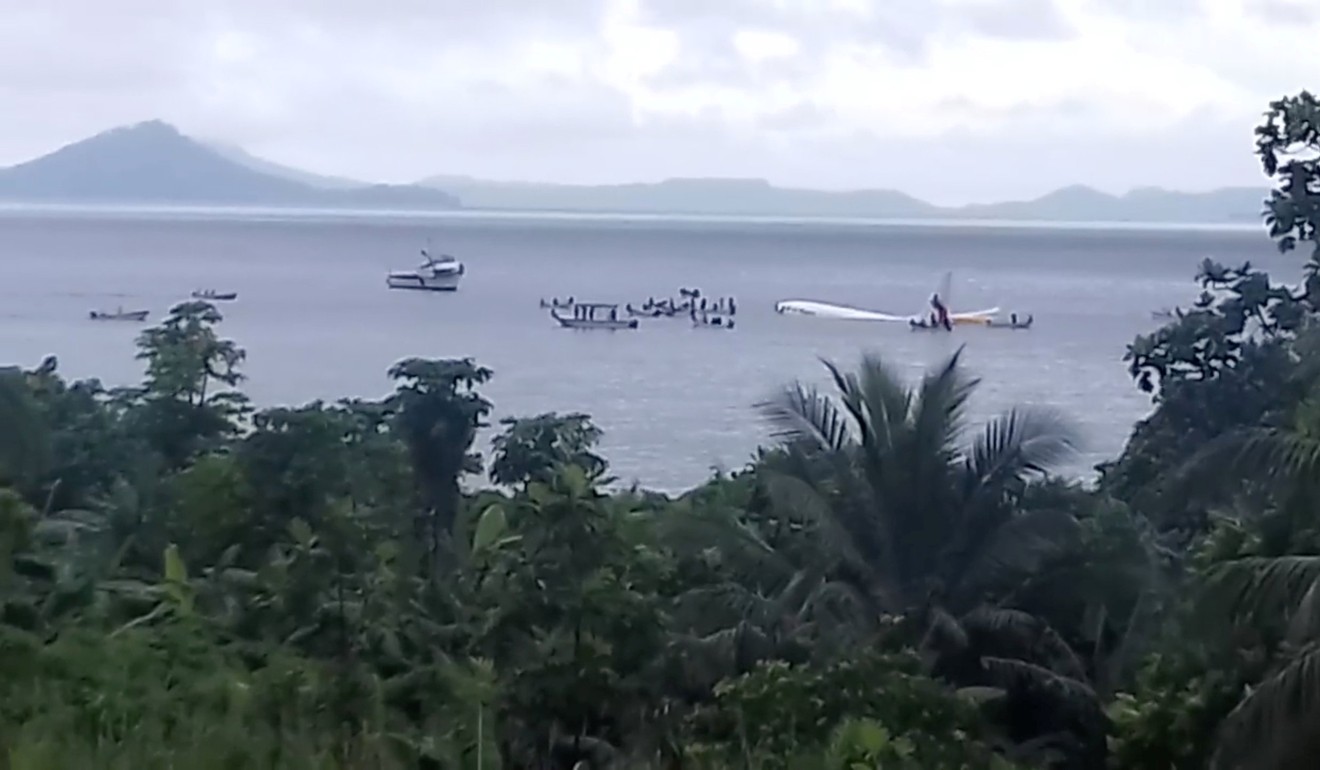 People are rescued from an Air Niugini plane which crashed in the waters in Weno, Chuuk, Micronesia on September 28, 2018. Photo: Akang San/Reuters