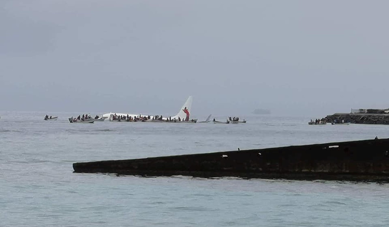 People are rescued from an Air Niugini plane which crashed in the waters in Weno, Chuuk, Micronesia on September 28, 2018. Photo: Akang San/Reuters
