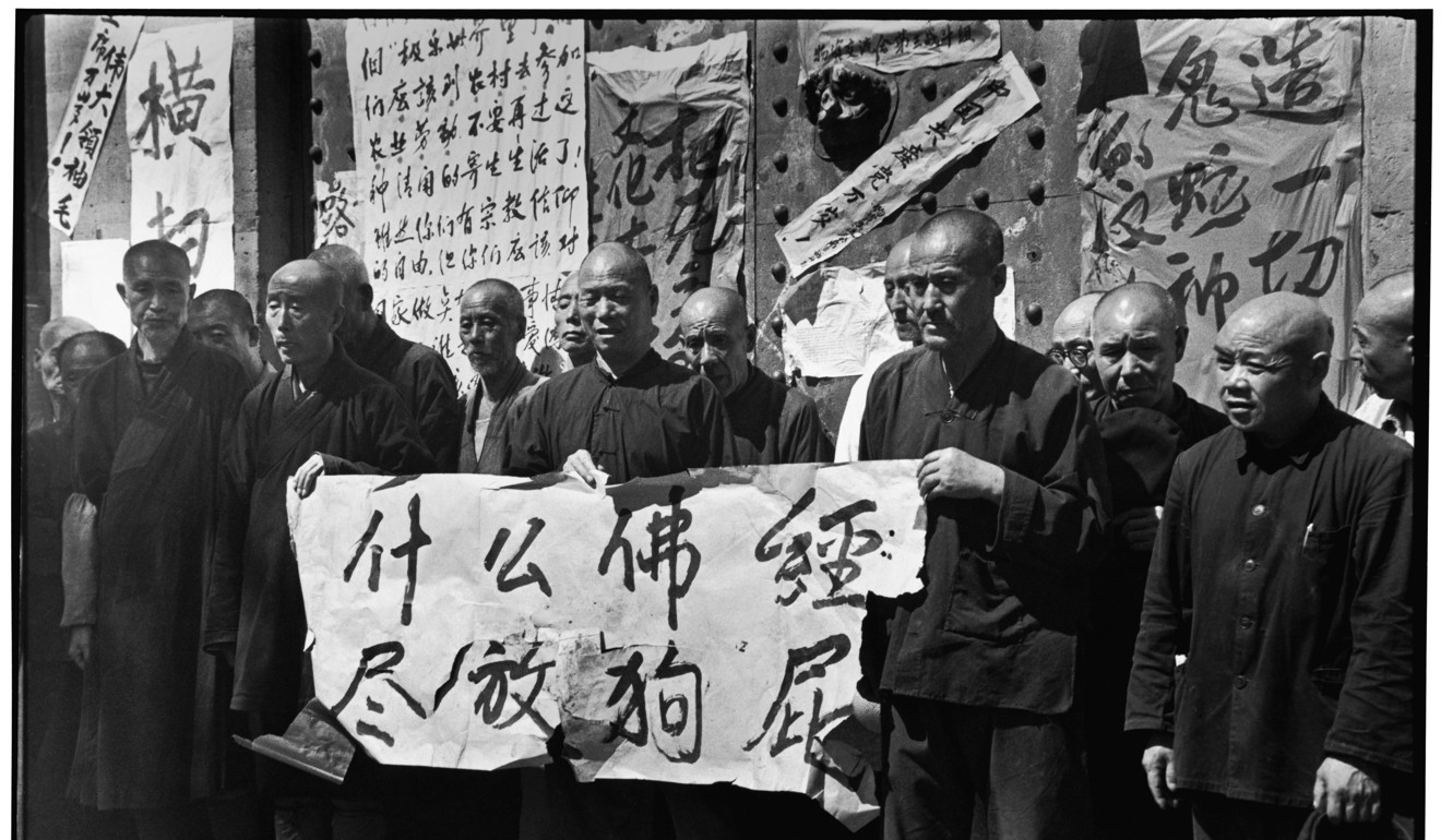 Monks are forced to hold a banner that reads: “To hell with the Buddhist scriptures. They are full of dog farts” as part of the self-criticism process. Photo: Li Zhensheng (The Chinese University Press)