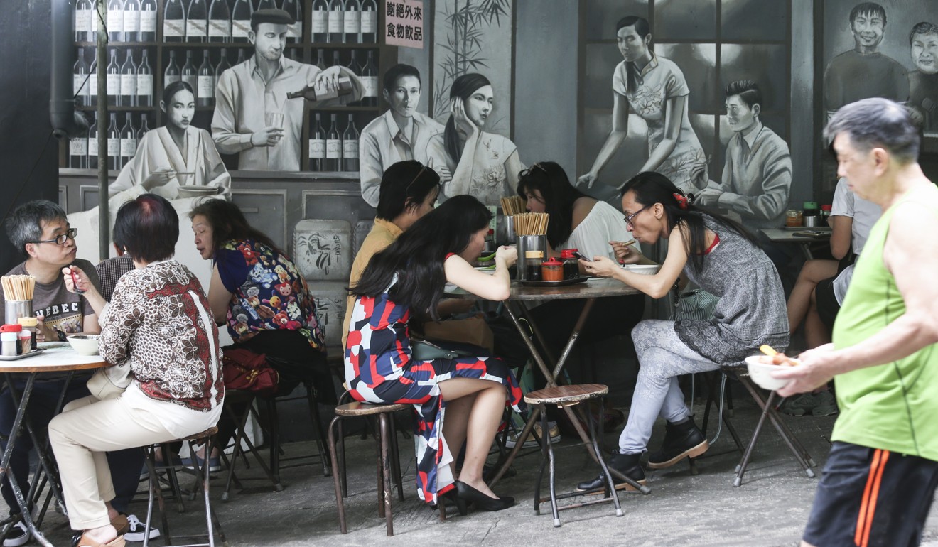 People eat at a roadside food stall (dai pai dong) on Elgin Street in Central, one of Hong Kong’s older neighbourhoods. Photo: K.Y. Cheng