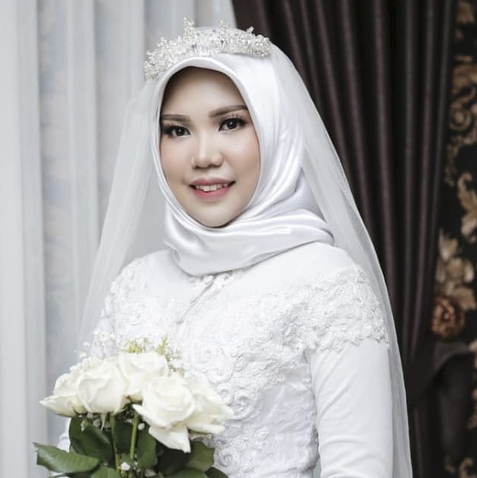 In this photo taken on Sunday, Intan Indah Syari poses in her wedding dress with a bouquet of flowers on the day of her planned wedding to Rio Nanda Pratama, in Pangkal Pinang, Indonesia. Rio Nanda Pratama, was among 189 people who died when a Lion Air plane crashed a few minutes after taking off from Jakarta on October 29. Photo: AP