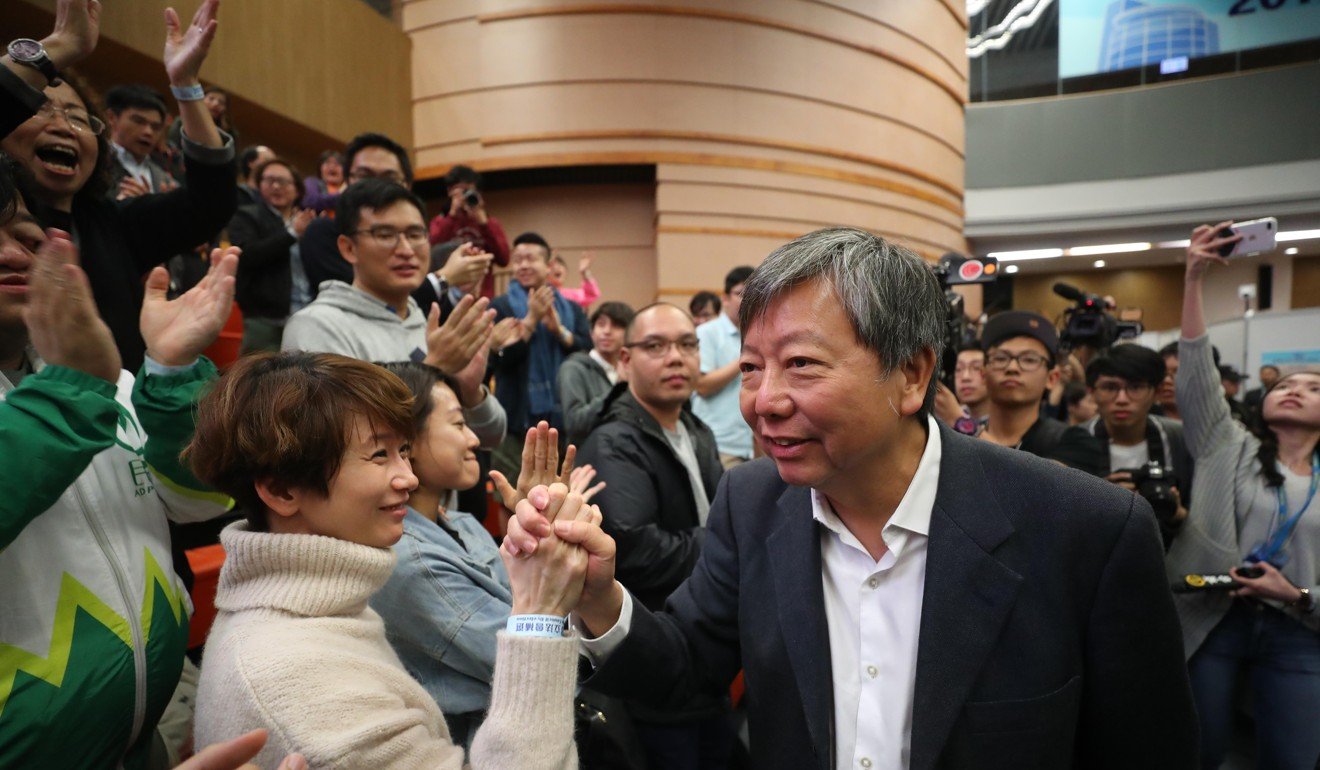 Lee Cheuk-yan (right) thanks supporters at the results ceremony. Photo: Sam Tsang