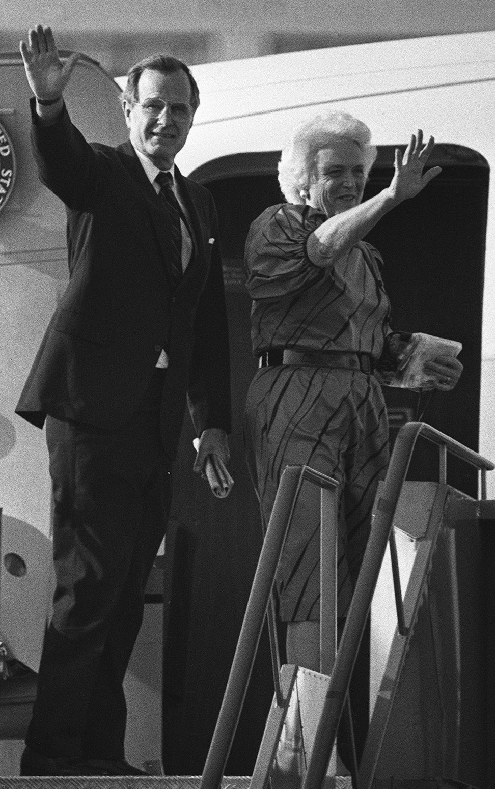 Bush and his wife waving farewell at Kai Tak Airport at the end of their 1985 visit. Photo: C.Y. Yu