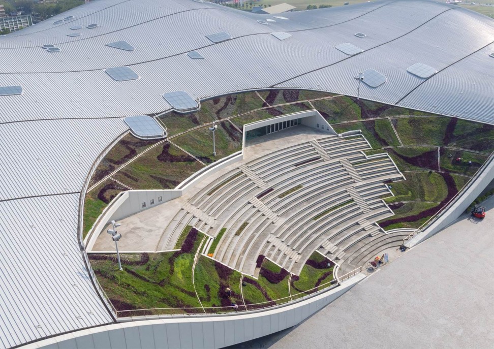 The outdoor theatre sits to one side of the roof canopy at Taiwan’s National Kaohsiung Centre for the Arts.