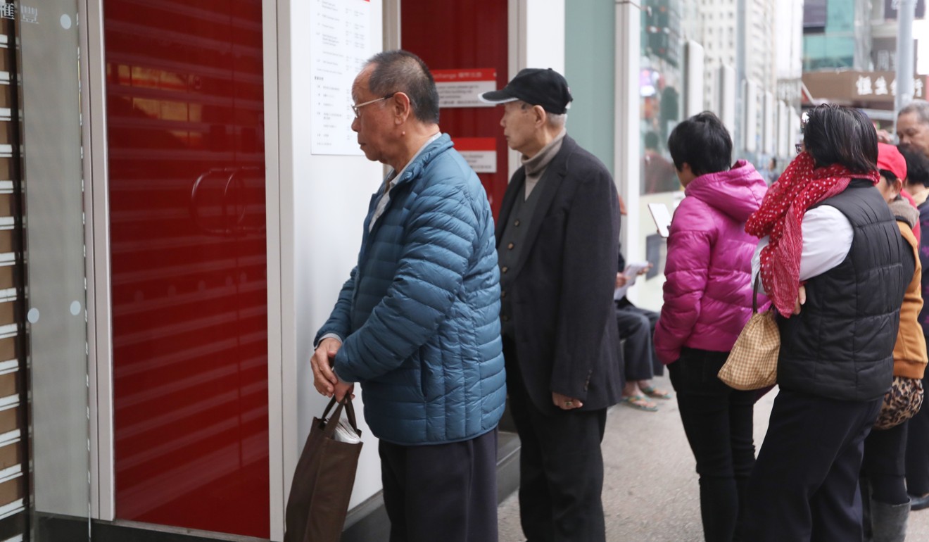 A short queue for the new banknotes outside HSBC’s Mong Kok branch. Photo: Xiaomei Chen