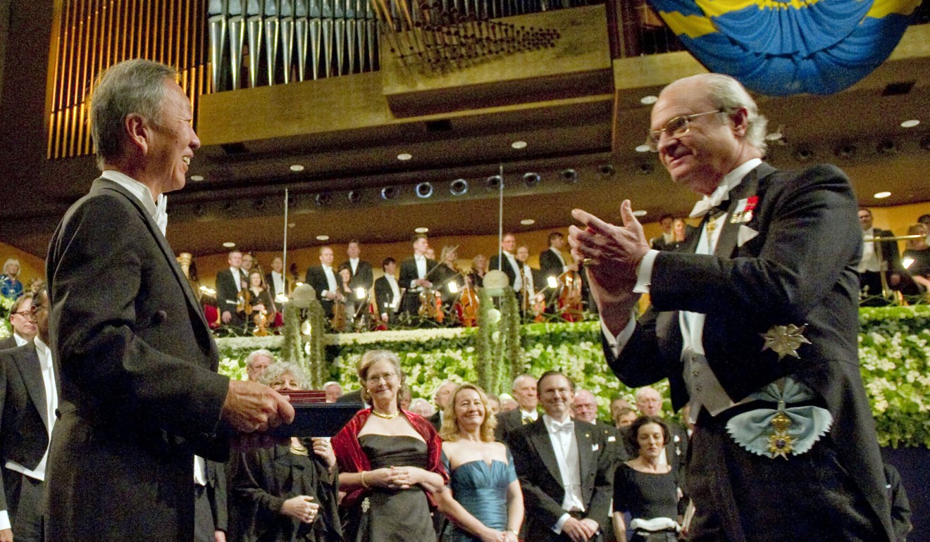 Charles Kao, left, receiving the Nobel Prize in Physics from Swedish King Carl XVI Gustaf at the Concert Hall in Stockholm on December 10, 2009. Kao shared the prize with two other laureates ‘for groundbreaking achievements concerning the transmission of light in fibres for optical communication’. Photo: AP