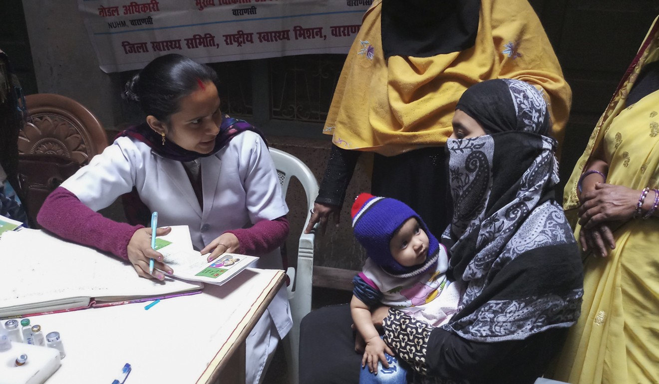 Sangeeta Dube (left), a nurse at an Outreach Site in Varanasi’s Kamalgarha area, explaining the possible side effects of a vaccination to a parent. Photo: Amrit Dhillon