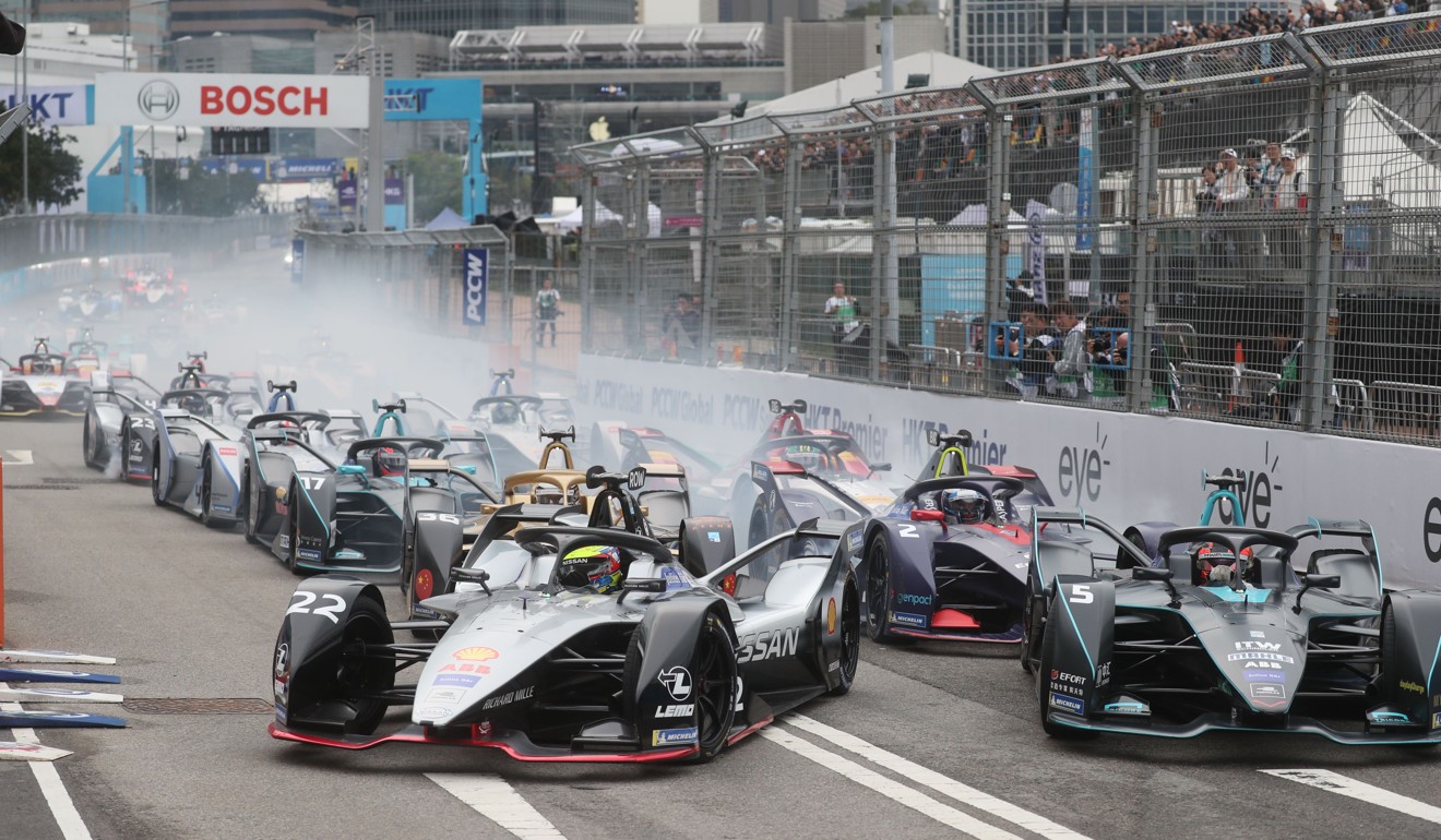 Oliver Rowland takes the lead from Stoffel Vandoorne at the start of the Hong Kong E-Prix. Photo: Sam Tsang