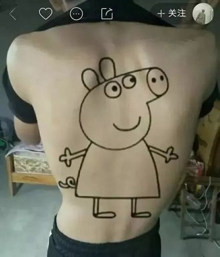 A Chinese internet user drew a Peppa Pig on his back, pretending it was a tattoo. (Picture: Weibo)
