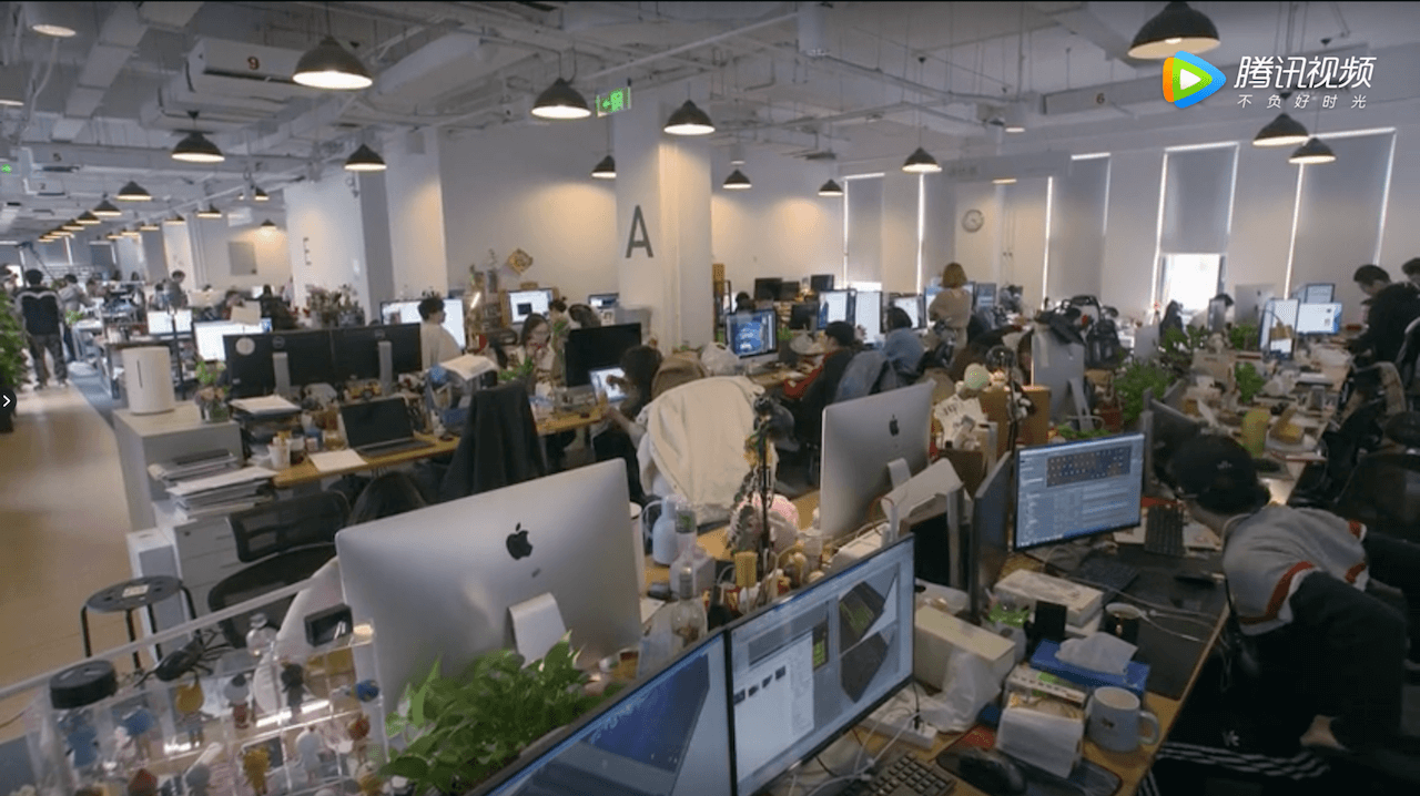 Xiaomi’s office today, with sleek white walls, polished floors, high ceilings, and plenty of iMacs. (Picture: Xiaomi/Tencent Video)