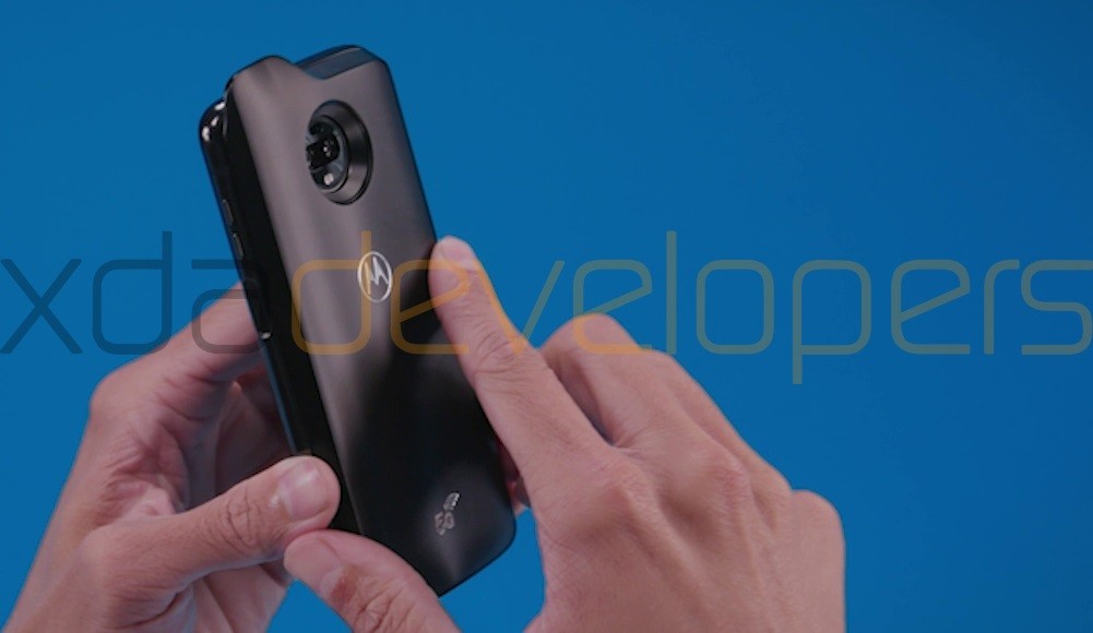 I know “what’s old is new again” is a thing but I really didn’t expect the antenna nub to return. (Picture: XDA Developers)
