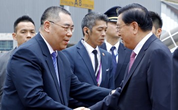 Macau Chief Executive Fernando Chui (left) welcomes Zhang Dejiang. Photo: GCS Macau