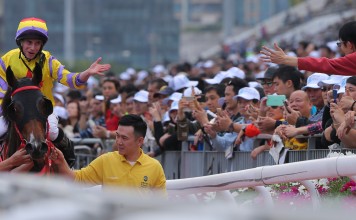 Ryan Moore interacts with a fan after winning the BMW Hong Kong Derby. Photos: Kenneth Chan