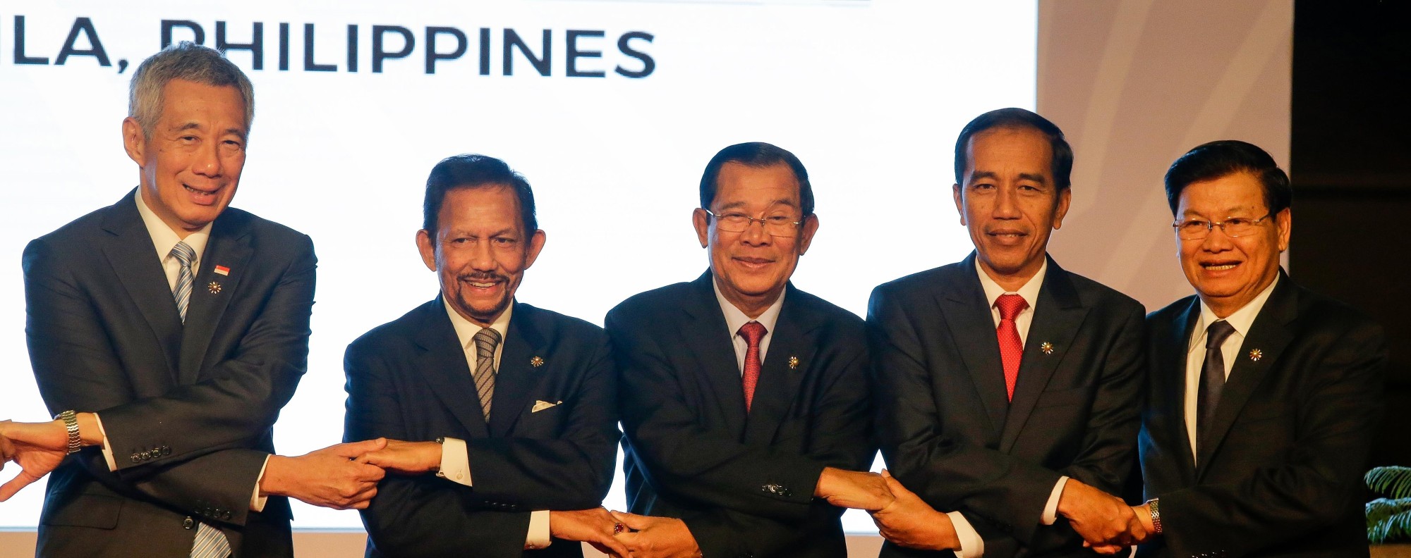 Leaders join hands at the Asean Summit in Manila, Philippines. Photo: EPA