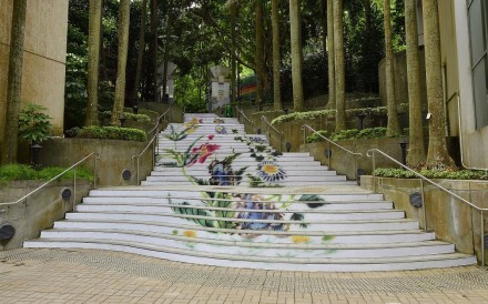 One of the stairs at Hong Kong Park are decorated with the painting, ‘Dish with Decoration of Flowers and Butterfly in Fencai Enamels’, from the Qing period. One of the stairs at Hong Kong Park are decorated with the painting, ‘Dish with Decoration of Flowers and Butterfly in Fencai Enamels’, from the Qing period.
