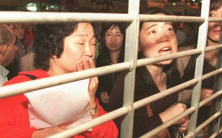 Customers gather outside the International Bank of Asia in Hong Kong in 1997 following rumours of a bank run. The beginnings of the Asian financial crisis were missed by many reporters covering the Hong Kong handover. Photo: AFP
